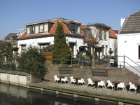 907742 Gezicht over de Vecht te Utrecht op de Brugstraat, vanaf de Zeedijk, met op de kade het terras van Restaurant ...